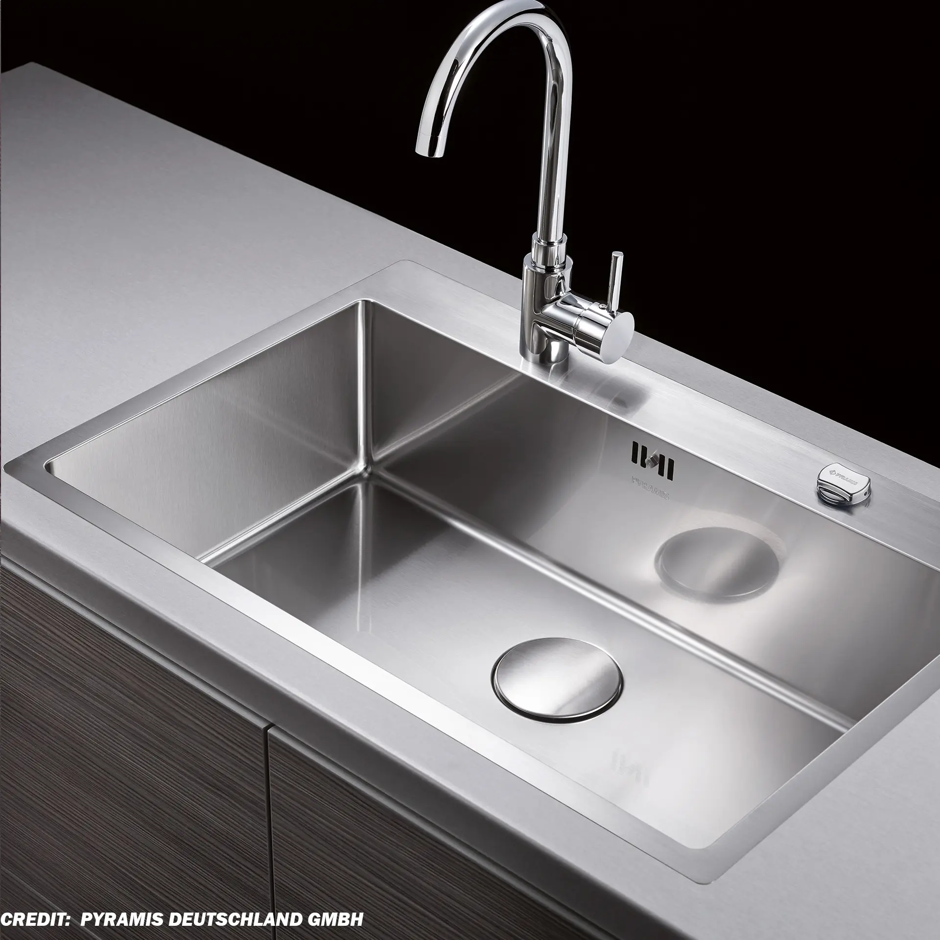 Edelstahlspüle als flächenbündiger Einbau