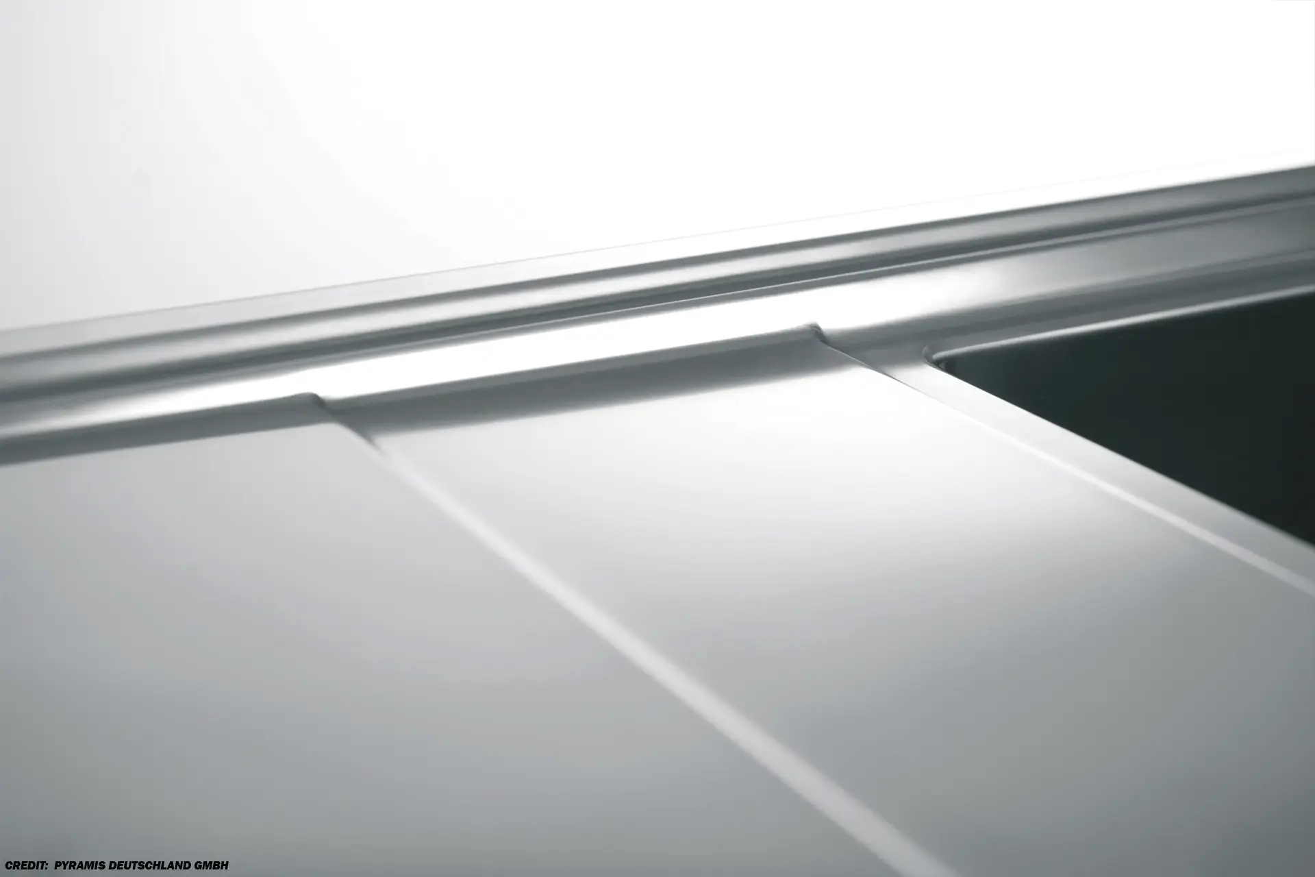 Pyramis Edelstahlspülen mit Abtorpflächen sind besonders pfelegeleicht